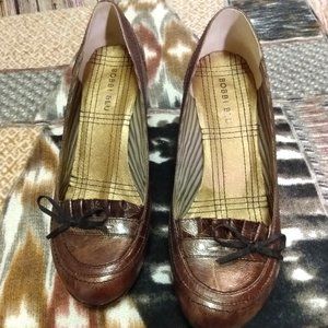 Bobbi Blu Brown Metallic Leather Shoe w/Ruffled & Black Bow Detail Size 10M